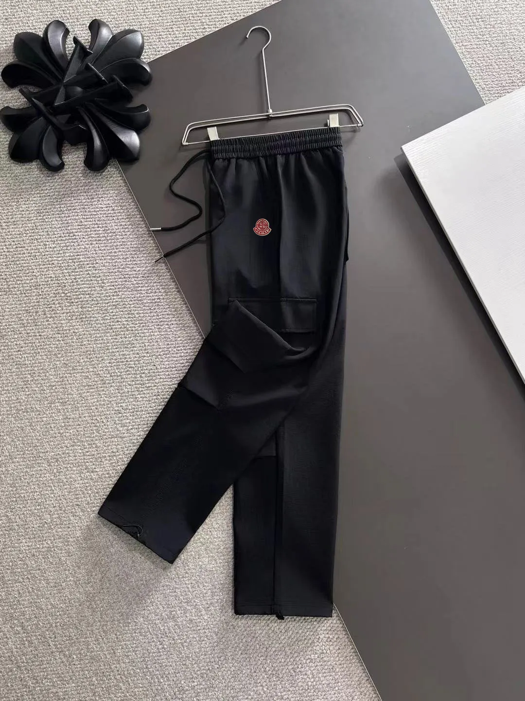 2-3 days to ship P360 Stone lsland/Stone Island Mouth Co-branded Exclusive launch of 25ss autumn and winter new high-quality trousers Compare real-life details at will The craftsmanship that ordinary small workshops cannot copy Top-level ZP development Unique imported fabric feel Purely imported German machine production Precision operation Ten thousand needle density A pair of trousers with rich details You can see the development strength A full set of new accessories can be customized simultaneously Simple yet elegant Soft, delicate and comfortable The upper body is versatile and fashionable A perfect choice for autumn and winter, a must-have item. Sizes: M to 3XL (please state your height and weight when placing an order)